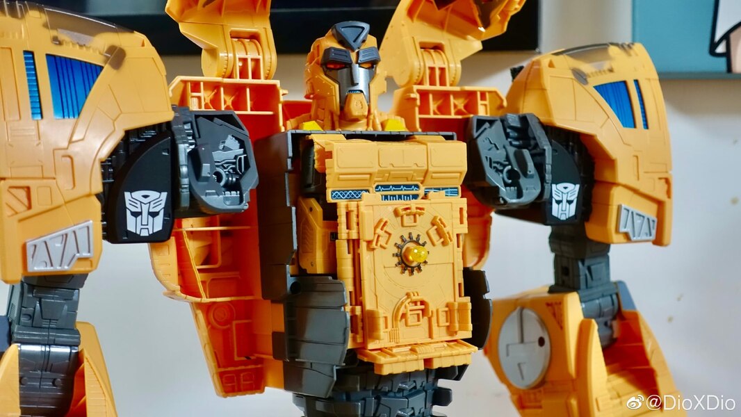 Transformers Kingdom Titan Class ARK More In Hand Images  (14 of 30)